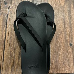 Sanuk flip flops nwot. Given as a gift haven’t worn. Too small. Size 6 black